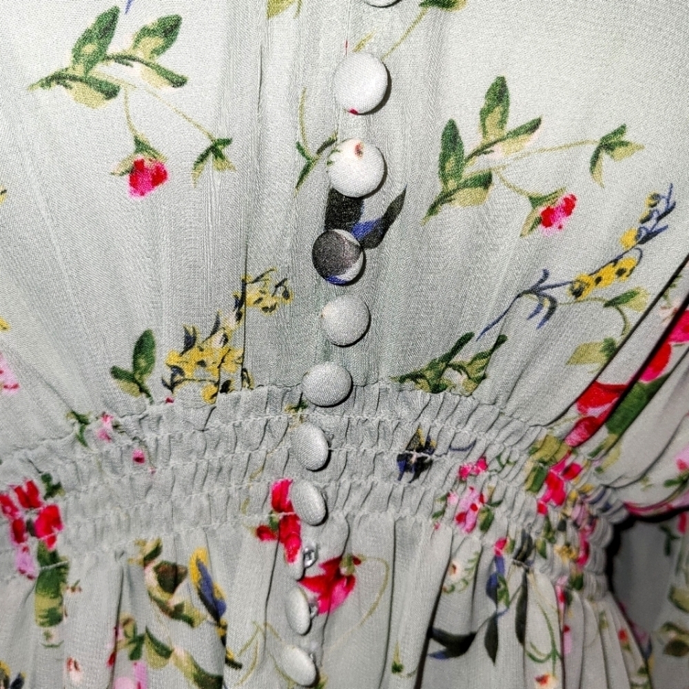 Beautiful and Flattering Floral Dress - Picture 3 of 9